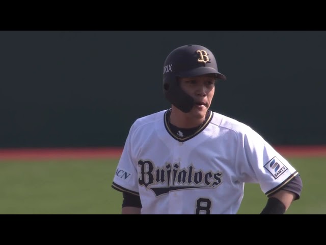 6回表】バファローズ・杉本裕太郎 フェンスに激突しながら 6回表】バファローズ・杉本裕太郎 フェンスに激突しながら