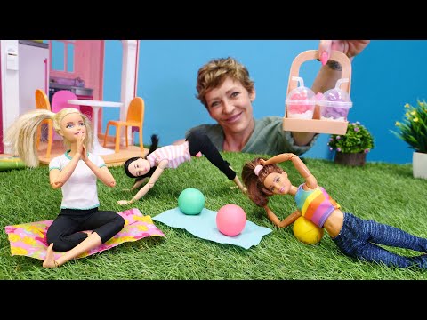 Barbie Video aus Nicoles Hotel. Barbie veranstaltet einen Yoga-Workshop. Spielspaß mit Barbie