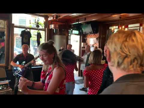 10 Cats Down - Tainted love