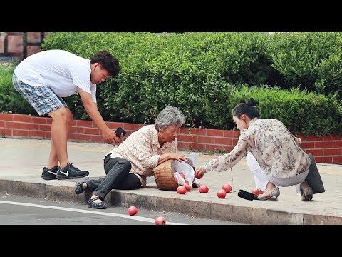 賣菜老奶奶意外摔倒，有路人將她扶起後：這些菜我全買了！