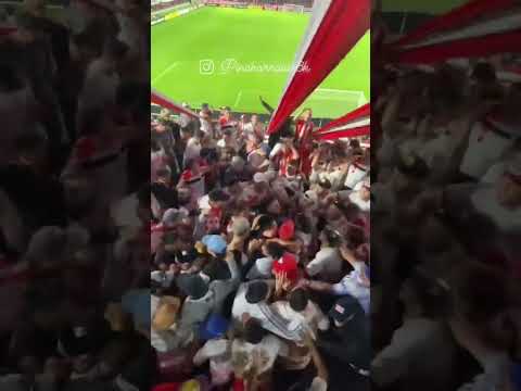 "Los Leales - Estudiantes de La Plata - El periodismo nunca pudo aceptar" Barra: Los Leales &bull; Club: Estudiantes de La Plata &bull; País: Argentina