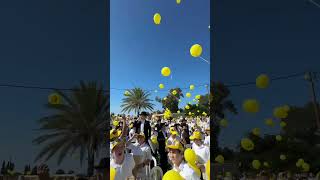ילדי 'עטרת שלמה' מפריחים בלונים צהובים בסוף מעמד התפילה בשערי כלא 10 בבית ליד