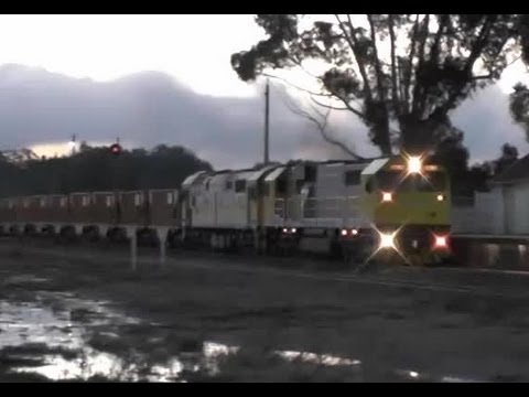 GML10 & 8030   Qube Ballast stawell 19th august 2013