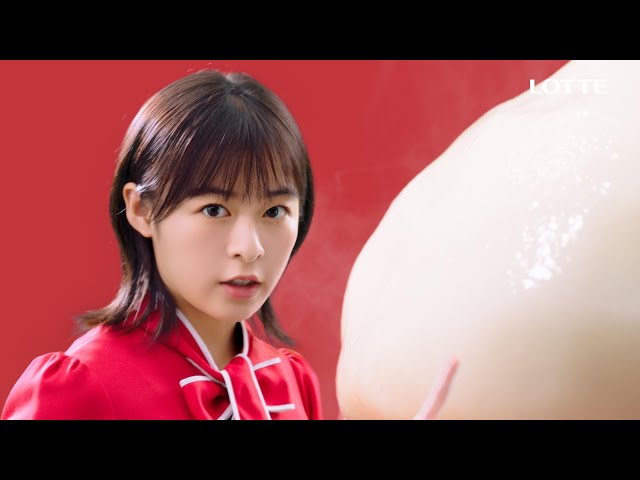 “もちなな”こと森七菜が「CGじゃないんですよ!」と つきたてのおもちでアイスを包み急速冷凍したぷにぷにな「雪見だいふく」で渾身のおもちのばしを披露! 新WEBCMでは超難関!?の早口言葉に挑戦! 3 YouTubeサムネイル