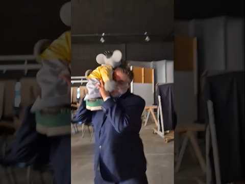 Xaropinho loses his temper and jumps on Diguinho backstage at the TV station.