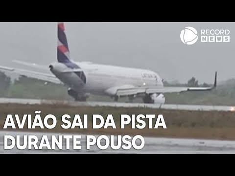 Avião sofre acidente e sai da pista durante pouso em Florianópolis