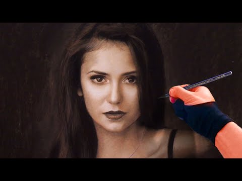 Nina Dobrev Portrait Drawing – Monochrome Pastel