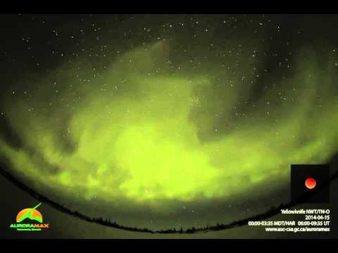 Uma visão diferente do Eclipse Lunar com a Aurora Boreal