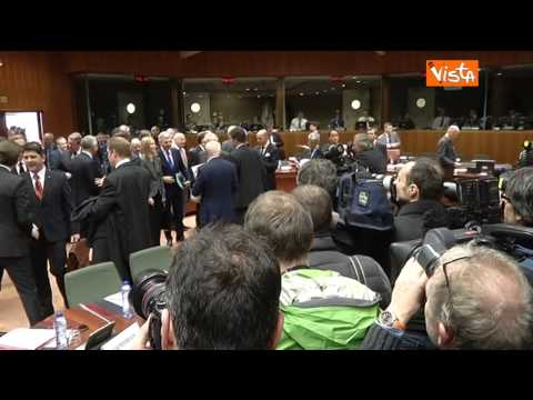 BRUXELLES. L'ABBRACCIO TRA MOGHERINI E ASHTON, I COLLEGHI SALUTANO IL NEO MINISTRO