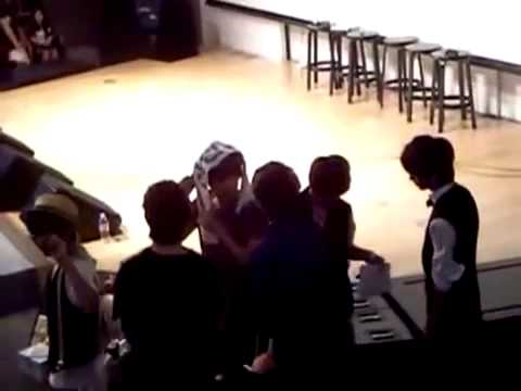 보이프렌드(Boyfriend)120421 - Jotwins' birthday party taking photos with fans