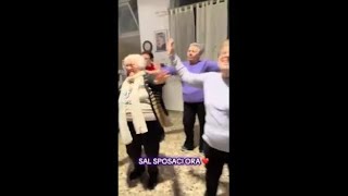 Le nonnine di Ostuni tornano in pista: eccole ballare sulle note (sanremesi) di Sal Da Vinci