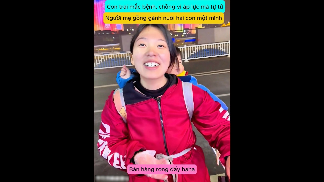"""Mẹ đơn thân bán hàng trên phố Trùng Khánh… Mong con chóng khỏe, mẹ sớm hạnh phúc! ❤️🙏"""