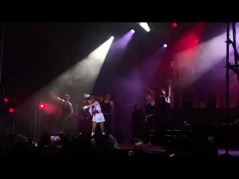 ANA MENA - Se iluminaba.