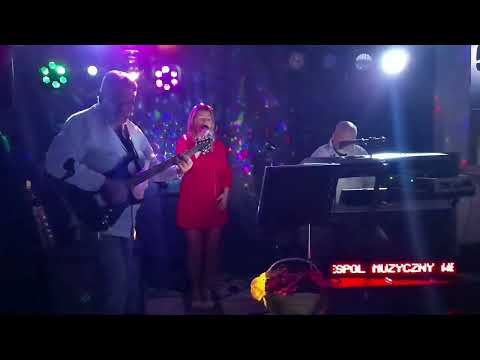 Czerwona Jarzebina ..biesiada ...Gra Zespół Muzyczny Wega śpiewa Evita