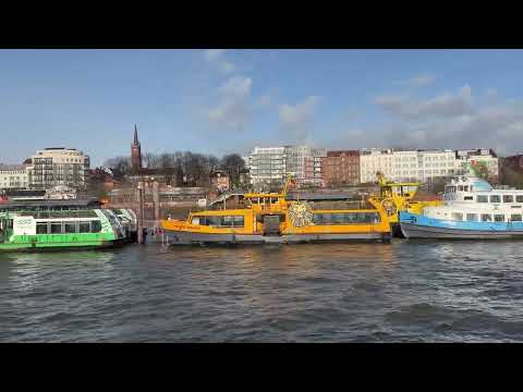 Fahrt auf der Elbe in Hamburg mit der HADAG Fähre Linie 62 von den Landungsbrücken nach Dockland