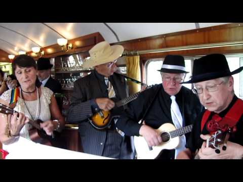 N'ukes extraordinary rendition of Happiness Pie on a train