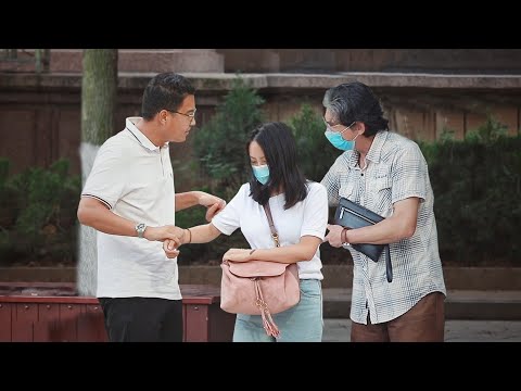 當目睹老師欲強行帶女學生回家，有人立刻將女生擋在身後