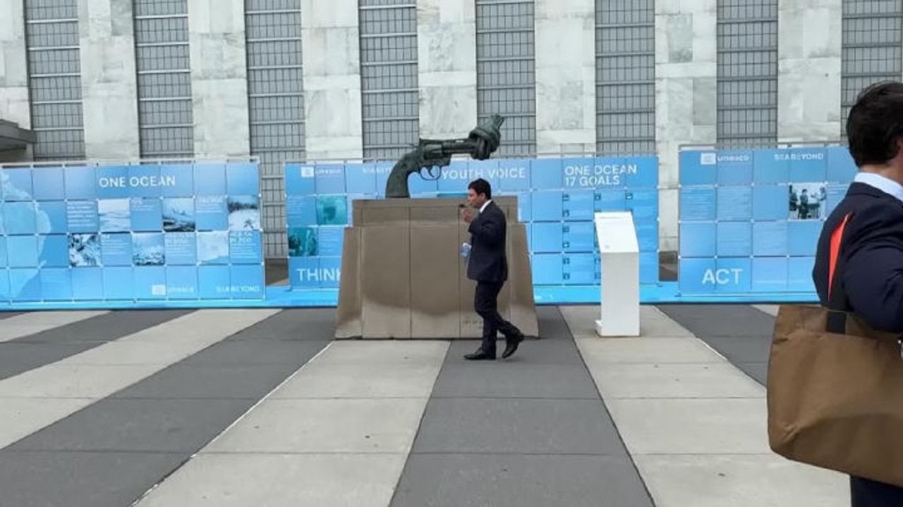 La pistola annodata, simbolo dell'Onu, davanti alla sede delle Nazioni Unite a New York