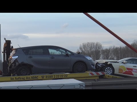 Taxi + PKW kollidiert - 1 Verletzter auf Bonner Nordbrücke am 12.02.19