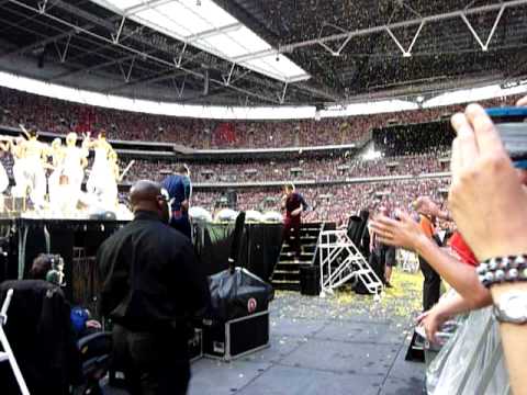 TAKE THAT - PROGRESS LIVE - MARK NEAR US - WEMBLEY 4TH JULY 2011