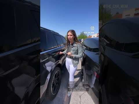 テスラのSUV「モデルX」のウイングドアが、通過中のトラックによって引きちぎられる