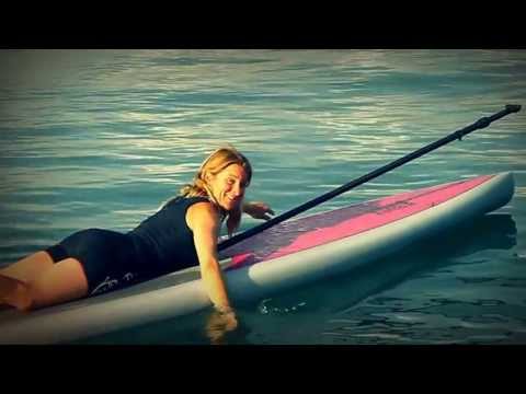 Tourner et ramer allongé en paddle
