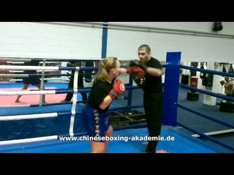 Sifu Nihat Atamtürk - Pratzentraining mit Luisa Choudeloudis