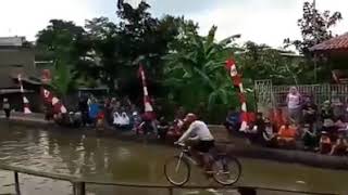 Download lagu Lucu abisss lomba naik sepeda diatas air mp3