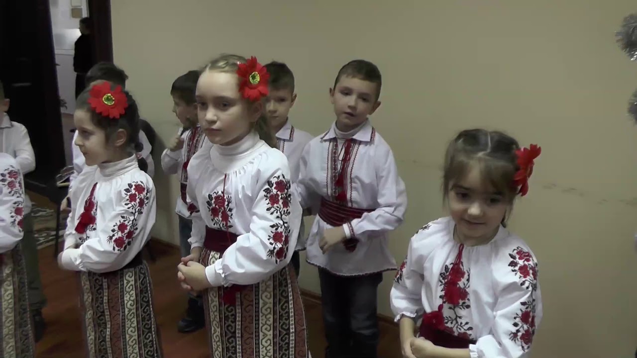 Colindători de la Instituţia de educaţie timpurie ,,Sălcioara”  în vizită la Primăria com. Stăuceni 