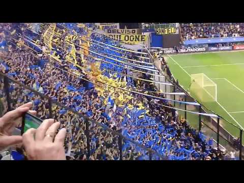 "Recibimiento  de la 12 a Boca Juniors en la previa frente a Cruzeiro de Brasil" Barra: La 12 • Club: Boca Juniors • País: Argentina