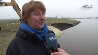 preview picture of video 'Deel van kade in waterbergingsgebied Wetering-West stort in tijdens test'