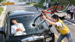 Nadie ayudó al hombre infarto en auto. ¡Pero pobre repartidor rompió vidrio x salvarlo! ¡Era el CEO!