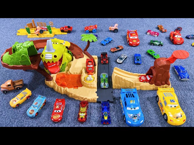 Vídeo relacionado con Mattel Disney Pixar Cars Rescate a toda máquina en Radiador Springs Camión de bomberos de juguete Rojo y Guido, 2 dianas de plástico en forma de fuego y 2 proyectiles de agua, JFL54