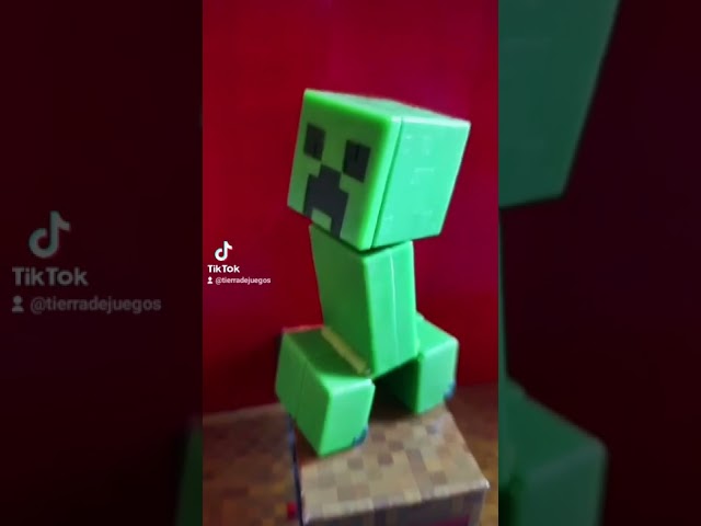 Vídeo relacionado con Mattel Minecraft Creeper Figura de Peluche Gigante de 40,6cm con diseño pixelado y Detalles auténticos del Juego, HWD75