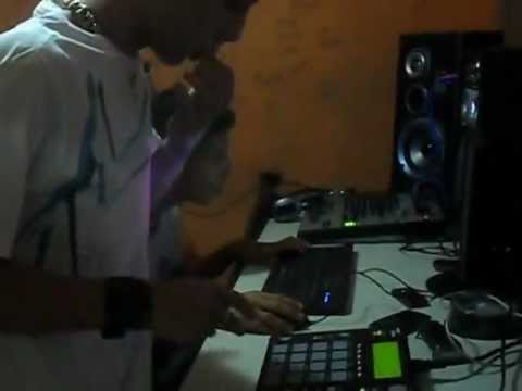 VICTORFALCÃO FAZENDO UMA BRINCADEIRINHA NA MPC 1000 RSRS