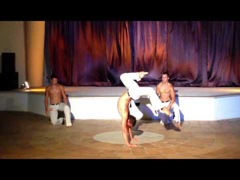 Team Takam solo Handstanding