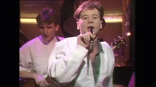 Simple Minds - Up On The Catwalk (Top Of The Pops, 29th March 1984)