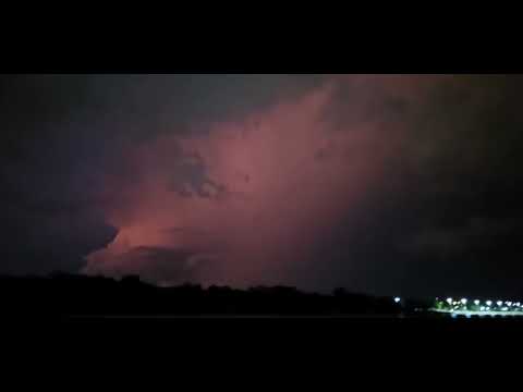 Anoche en concepción del Uruguay mucha actividad eléctrica 🌩️ vista desde el río Uruguay 27/12/25