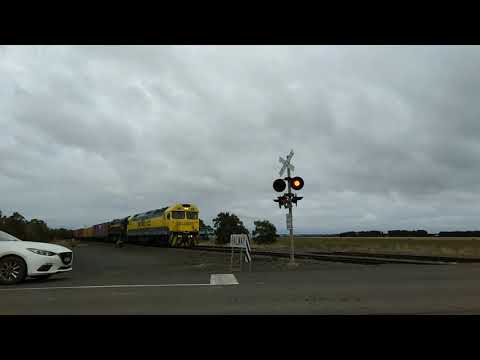 9173 QUBE Hay train with G532 & X31 at Meredith (26/7/2021)