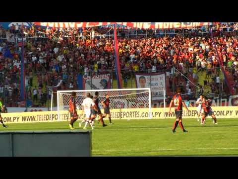 "Señores soy del ciclón de barrio obrero (CERRO EN HD 2012)" Barra: La Plaza y Comando • Club: Cerro Porteño