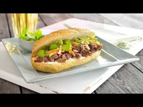 Sandwich de rue vietnamien (Bánh mì) avec spiedini à l’agneau Marcangelo