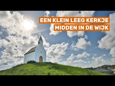 Een klein wit kerkje op een terp in Leidschenveen