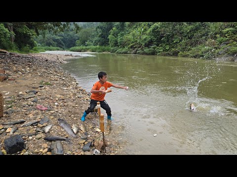 fishing ancient fishing techniques, fishing with worms  Highland boy Khai catches catfish for sale