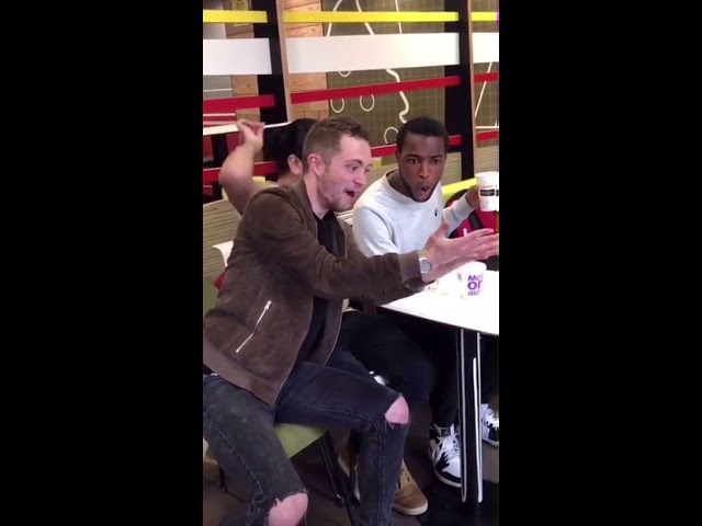 Реакция на трюк с соломинкой для напитка