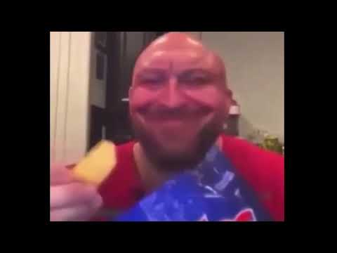 мужик ест чипсы