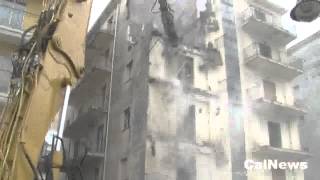 preview picture of video 'Verbicaro :: 23/04/2012 :: Demolizione di un edificio, interviene il sindaco Felice Spingola.'