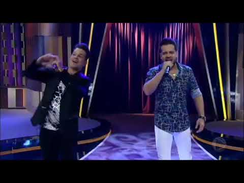 João Neto e Frederico cantam Cê Acredita no palco do Programa do Porchat