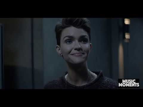Batwoman 1x01 | Music Moment | Ruelle -  Slip Away