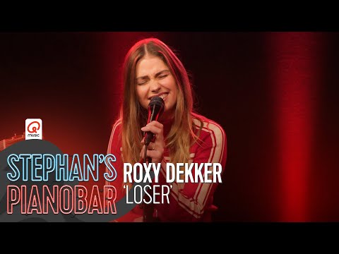 ROXY DEKKER plays 'LOSER' at Stephan's Piano Bar // Qmusic