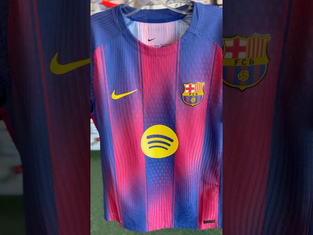 Vídeo relacionado con FC Barcelona Camiseta Blaugrana Primera Equipación Adulto Temporada 25/26, Réplica Oficial Lamine Yamal, Unisex, Talla M, Cuello Redondo, Poliéster